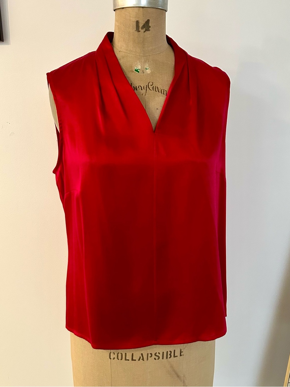 Talbots Women’s Ruby Red V-Neck Silk Satin pleated Sleeveless Blouse Sz 14 - Picture 7 of 12
